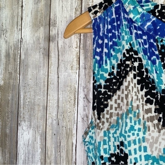 Market & Spruce Blue & Grey Chevron Sleeveless Blouse - Picture 4 of 5